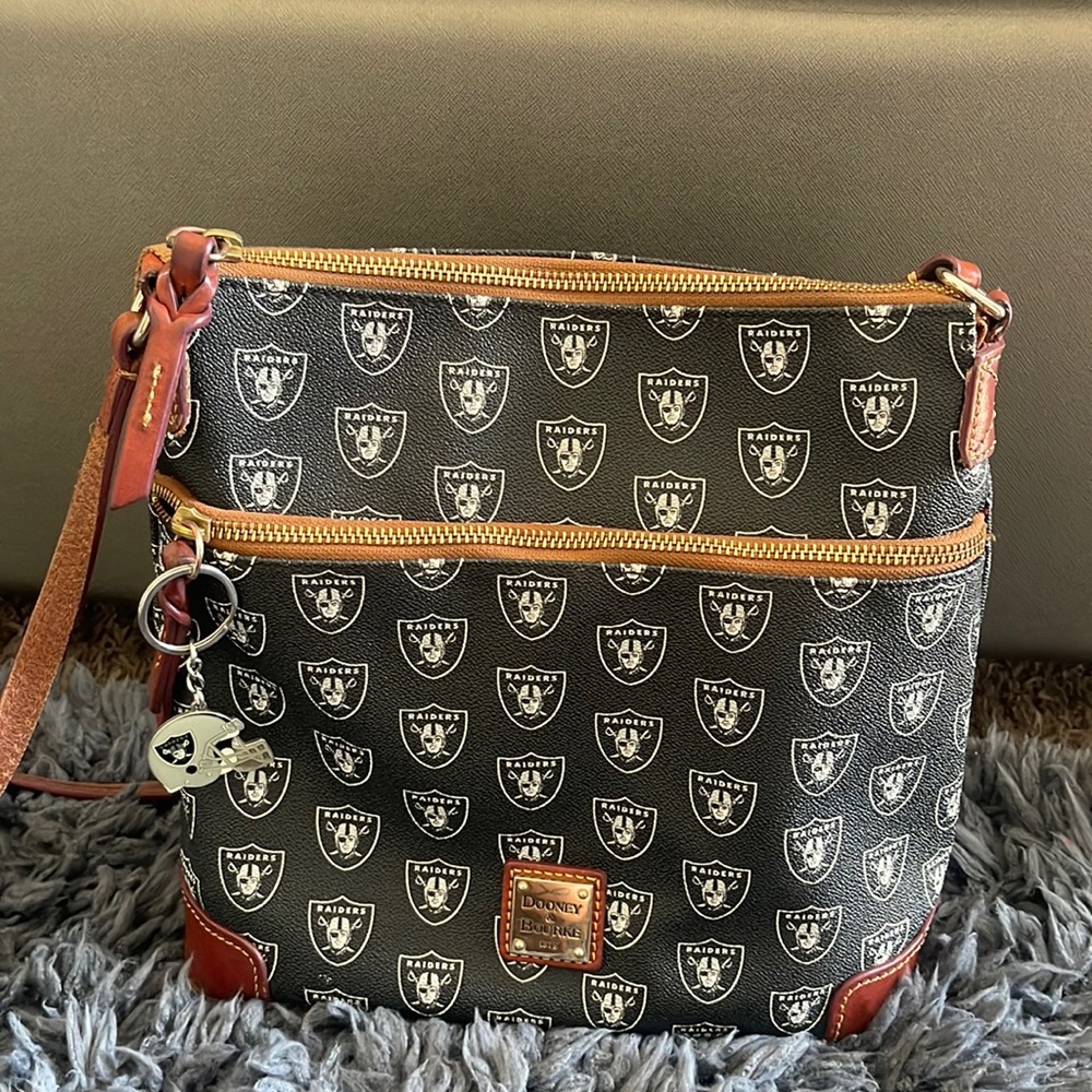 Used dooney and Bourke crossbody bag